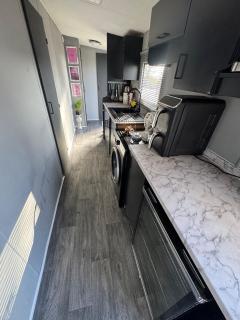 Glamorous Caravan by the sea at Harts, Leysdown - 7