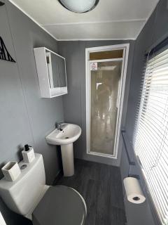 Glamorous Caravan by the sea at Harts, Leysdown - 5