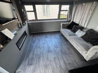Glamorous Caravan by the sea at Harts, Leysdown - 4