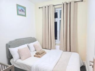 4 BR Luxe Newcastle City Apartment, 8 Beds, Free Private Parking - 6