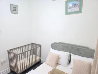 4 BR Luxe Newcastle City Apartment, 8 Beds, Free Private Parking - 5