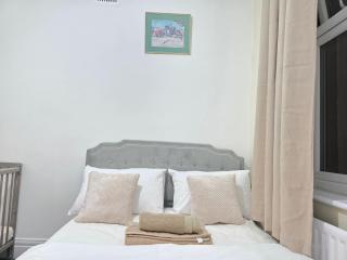 4 BR Luxe Newcastle City Apartment, 8 Beds, Free Private Parking - 4