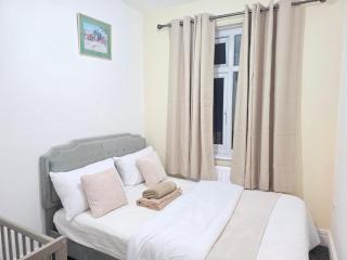 4 BR Luxe Newcastle City Apartment, 8 Beds, Free Private Parking - 7
