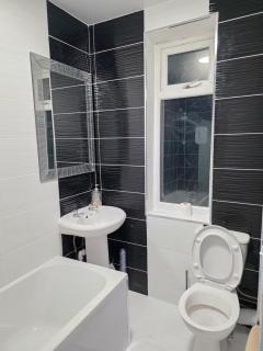 4 BR Luxe Newcastle City Apartment, 8 Beds, Free Private Parking - 8