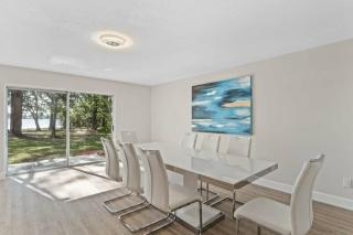Luxurious Lakefront Retreat near Universal Studios - 8