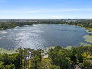 Luxurious Lakefront Retreat near Universal Studios - 9