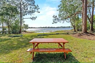 Luxurious Lakefront Retreat near Universal Studios - 1