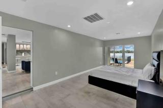 Luxurious 5 Bed Lake House 3 Min from Universal - 2