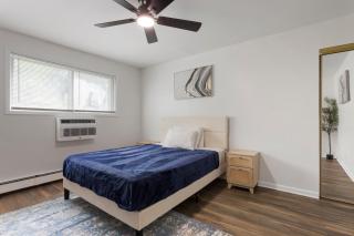 2BR,1BA Apt with Modern Amenities Rogers Park and Free Parking - 8