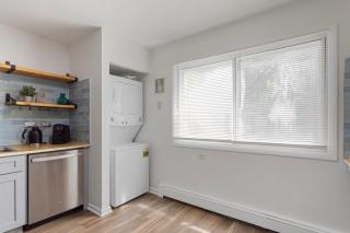 2BR,1BA Apt with Modern Amenities Rogers Park and Free Parking - 5