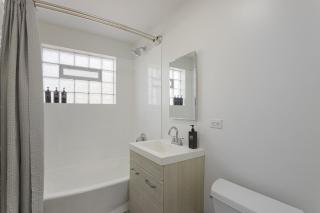 2BR,1BA Apt with Modern Amenities Rogers Park and Free Parking - 1