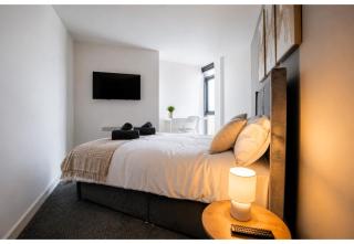 Modern Canal-Side 2BR - Balcony - Sleeps 8 - 2