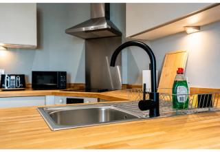 Modern Canal-Side 2BR - Balcony - Sleeps 8 - 4