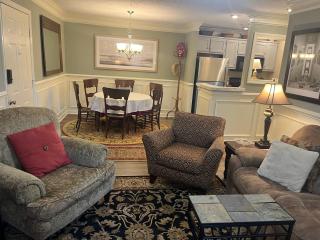 Classic City 3 bedroom 2 bath condo with deck close to UGA, Five Points, and Memorial Park in Athens - 8