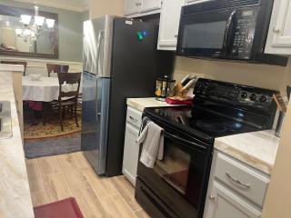 Classic City 3 bedroom 2 bath condo with deck close to UGA, Five Points, and Memorial Park in Athens - 7