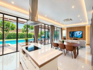 Luxurious 3-Bedroom Private Pool Villa with Billiard - 0