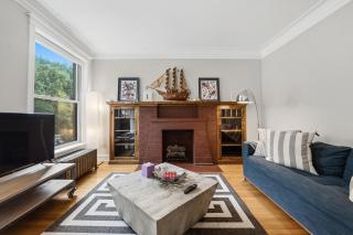 Comfortable Vintage North Side Retreat for 8 - 5