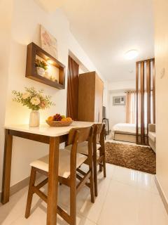 HLapuz Suites at Arc Towers Condominium 603 - 2