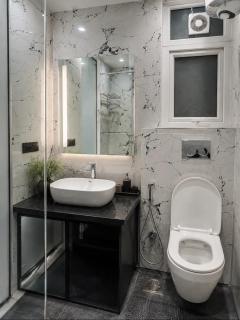 CozyDen-1BHK Near Medanta-Sec39 Gurgaon-Projector-Balcony - 7