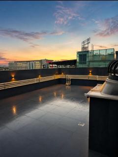 CozyDen-1BHK Near Medanta-Sec39 Gurgaon-Projector-Balcony - 4