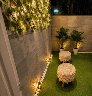 CozyDen-1BHK Near Medanta-Sec39 Gurgaon-Projector-Balcony - 2