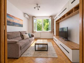 Comfort 14 - Quiet City Apartment with Free Parking - 9