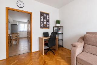Comfort 14 - Quiet City Apartment with Free Parking - 2