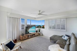 Coastal Chic with Heated Pool Quiet Location - 9