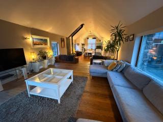 Private Island Lodge Sleeps 22 with Hot Tub - 0