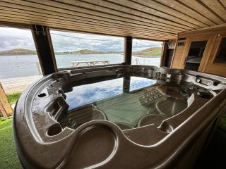 Private Island Lodge Sleeps 22 with Hot Tub - 1
