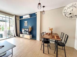 Nomad Townhouse - Room with Coworking Office and Lounge - 7