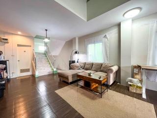 Nomad Townhouse - Room with Coworking Office and Lounge - 5