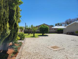 Green Kalahari Guesthouse - 4