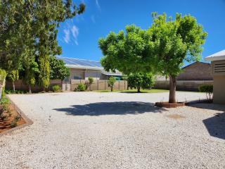 Green Kalahari Guesthouse - 2