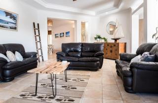 Seahorse Family & Pooch Friendly Waterfront Home - 2