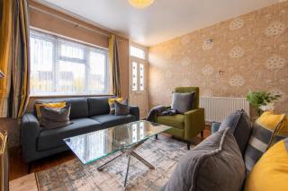 Cosy 3-Bedroom House- 5 Beds- Garden- Parking- 3mins from Strood Train Station - 6