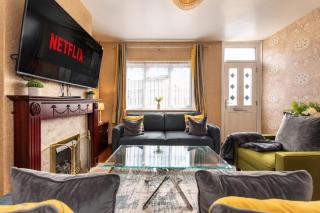 Cosy 3-Bedroom House- 5 Beds- Garden- Parking- 3mins from Strood Train Station - 9