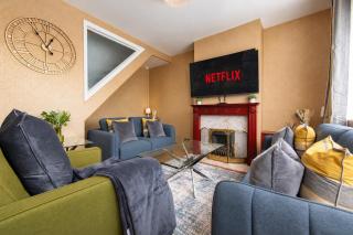 Cosy 3-Bedroom House- 5 Beds- Garden- Parking- 3mins from Strood Train Station - 0