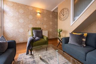 Cosy 3-Bedroom House- 5 Beds- Garden- Parking- 3mins from Strood Train Station - 4