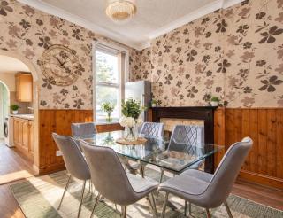 Cosy 3-Bedroom House- 5 Beds- Garden- Parking- 3mins from Strood Train Station - 2