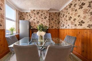 Cosy 3-Bedroom House- 5 Beds- Garden- Parking- 3mins from Strood Train Station - 1