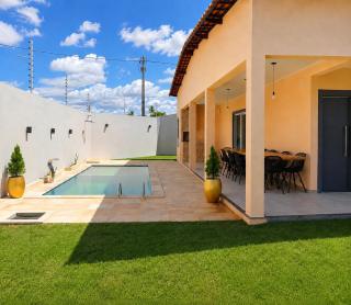 Casa com piscina, hidromassagem e churrasqueira automática - 0