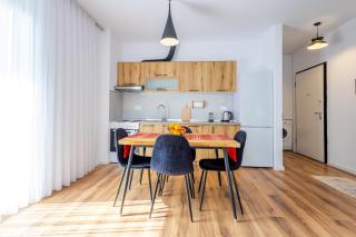 Modern Apartment with Parking - 10 Min Walk to Center - 5