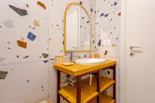 Modern Apartment with Parking - 10 Min Walk to Center - 7