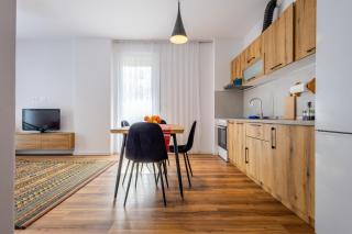Modern Apartment with Parking - 10 Min Walk to Center - 8