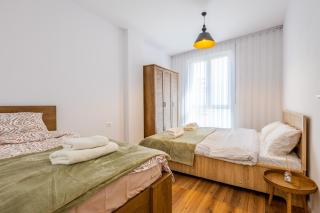 Modern Apartment with Parking - 10 Min Walk to Center - 6