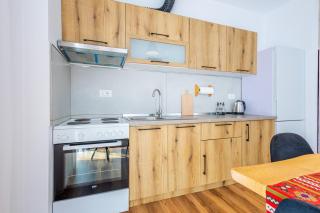 Modern Apartment with Parking - 10 Min Walk to Center - 4
