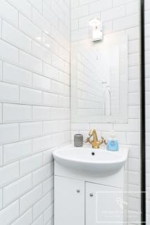 Central 2BR for 6, Workspace & Walk to Old Town - 9