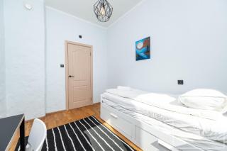 Central 2BR for 6, Workspace & Walk to Old Town - 4