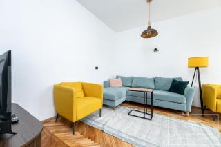 Central 2BR for 6, Workspace & Walk to Old Town - 3